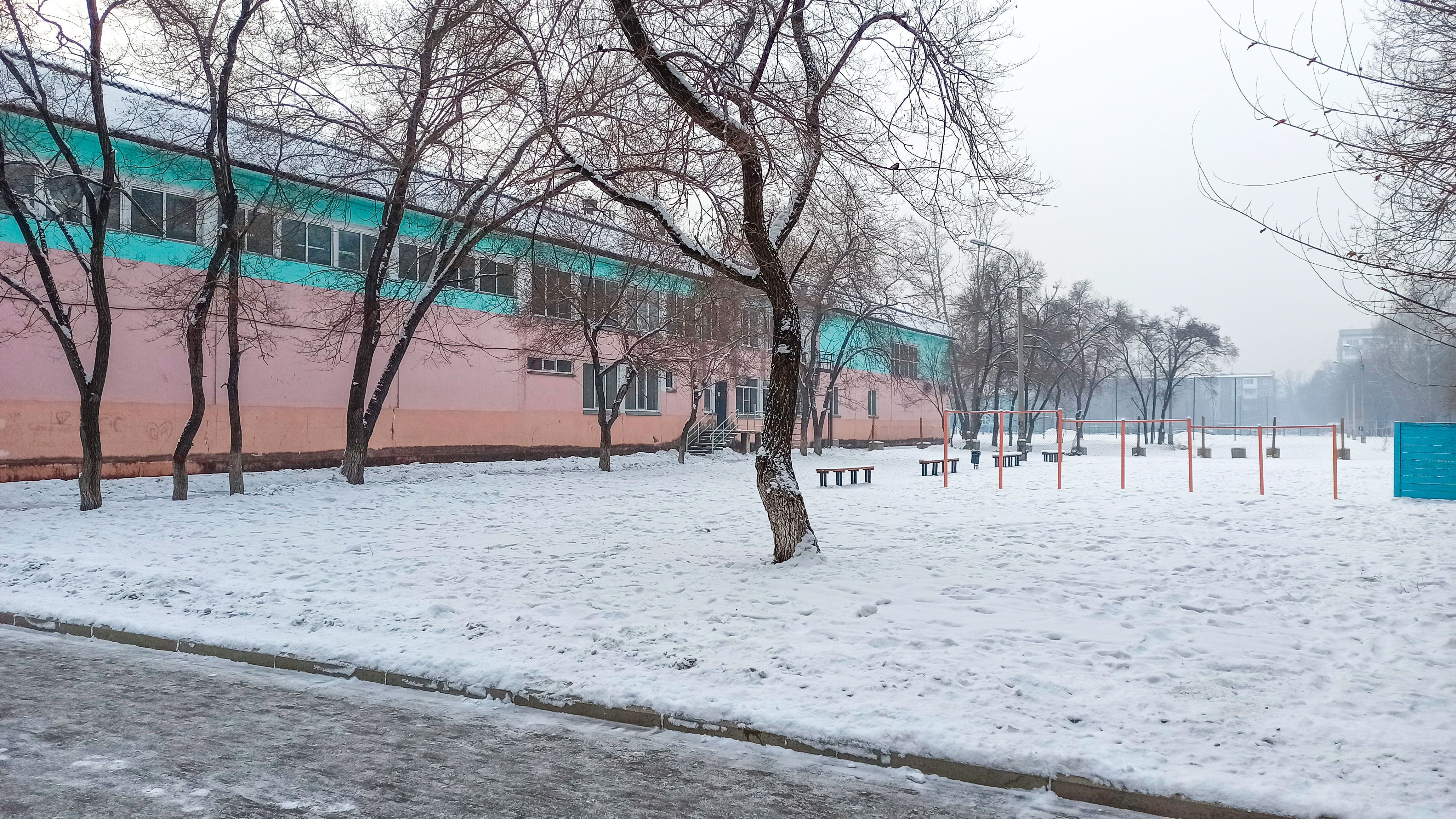 Спортивная площадка гимназии №8 в Абакане.
