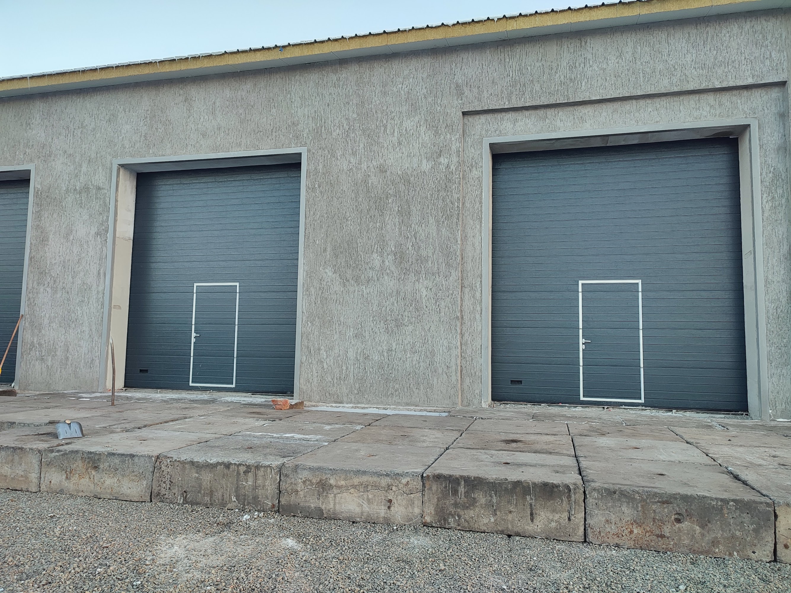 Промышленные секционные ворота Алютех