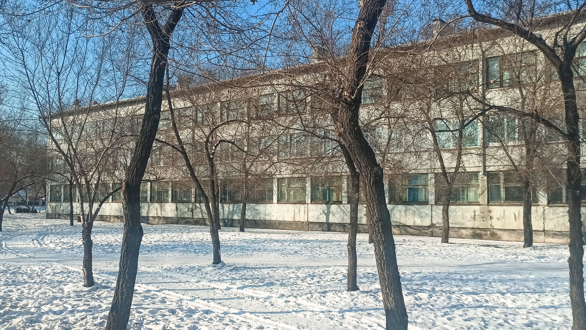 Северная сторона здания Абаканской школы №2.