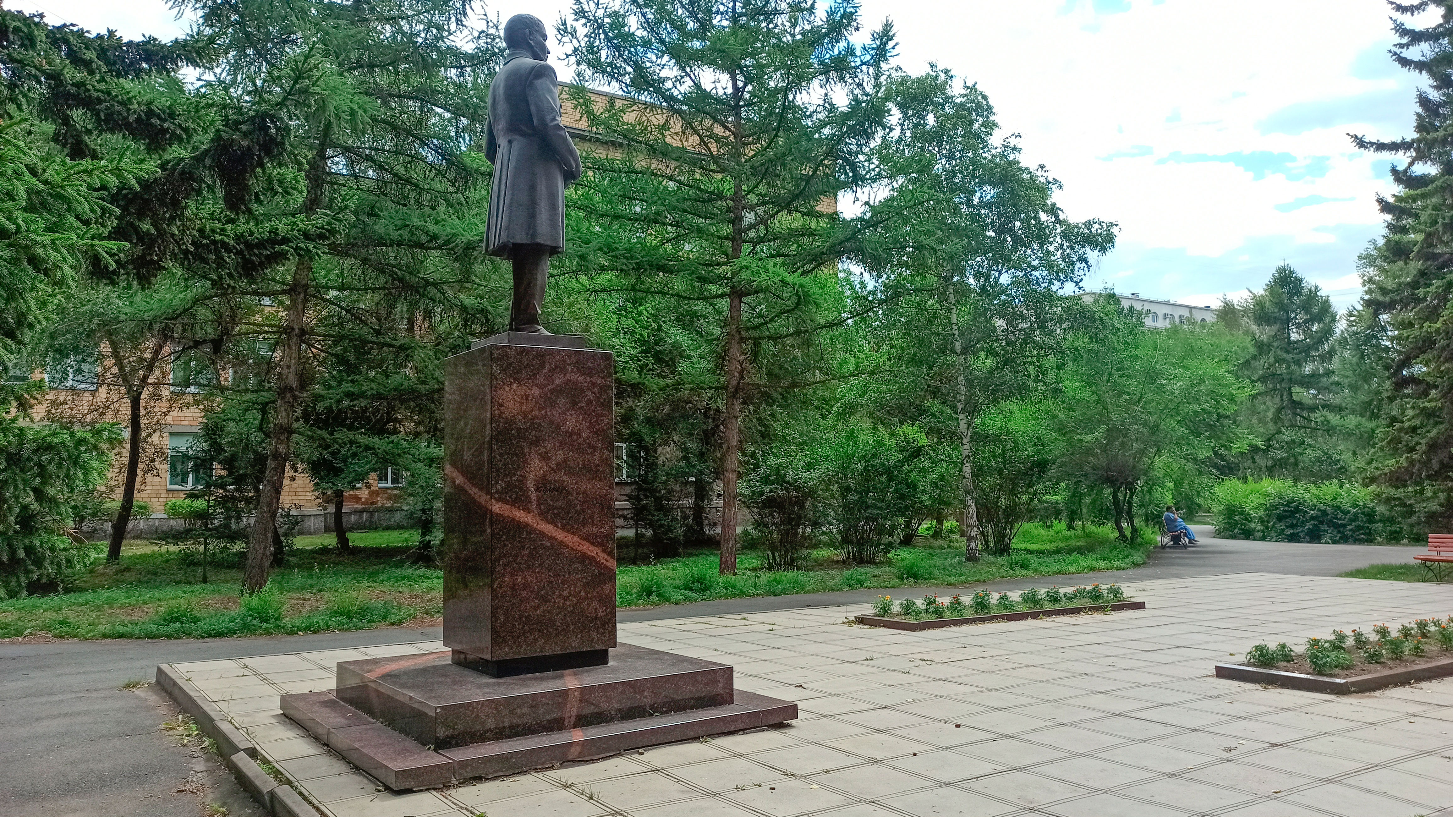 Памятник Н.Ф. Катанову в университетском сквере ХГУ.