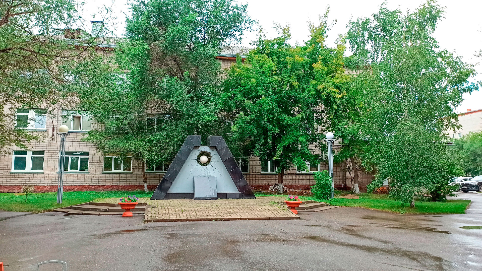 Здание скорой помощи перед памятником Чернобыльцам в Абакане. 
