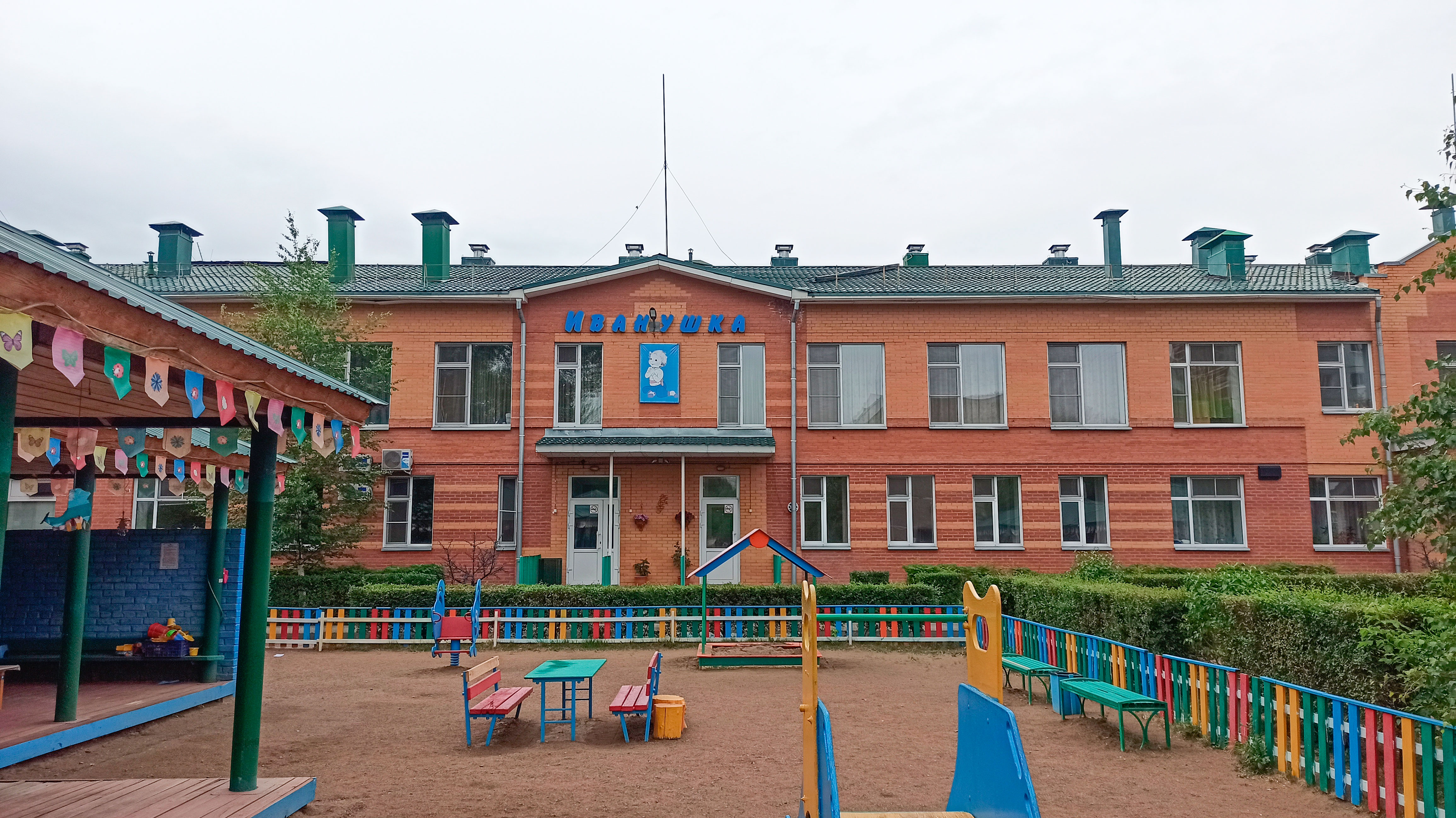 Фасад здания детского сада "Иванушка" в Абакане.