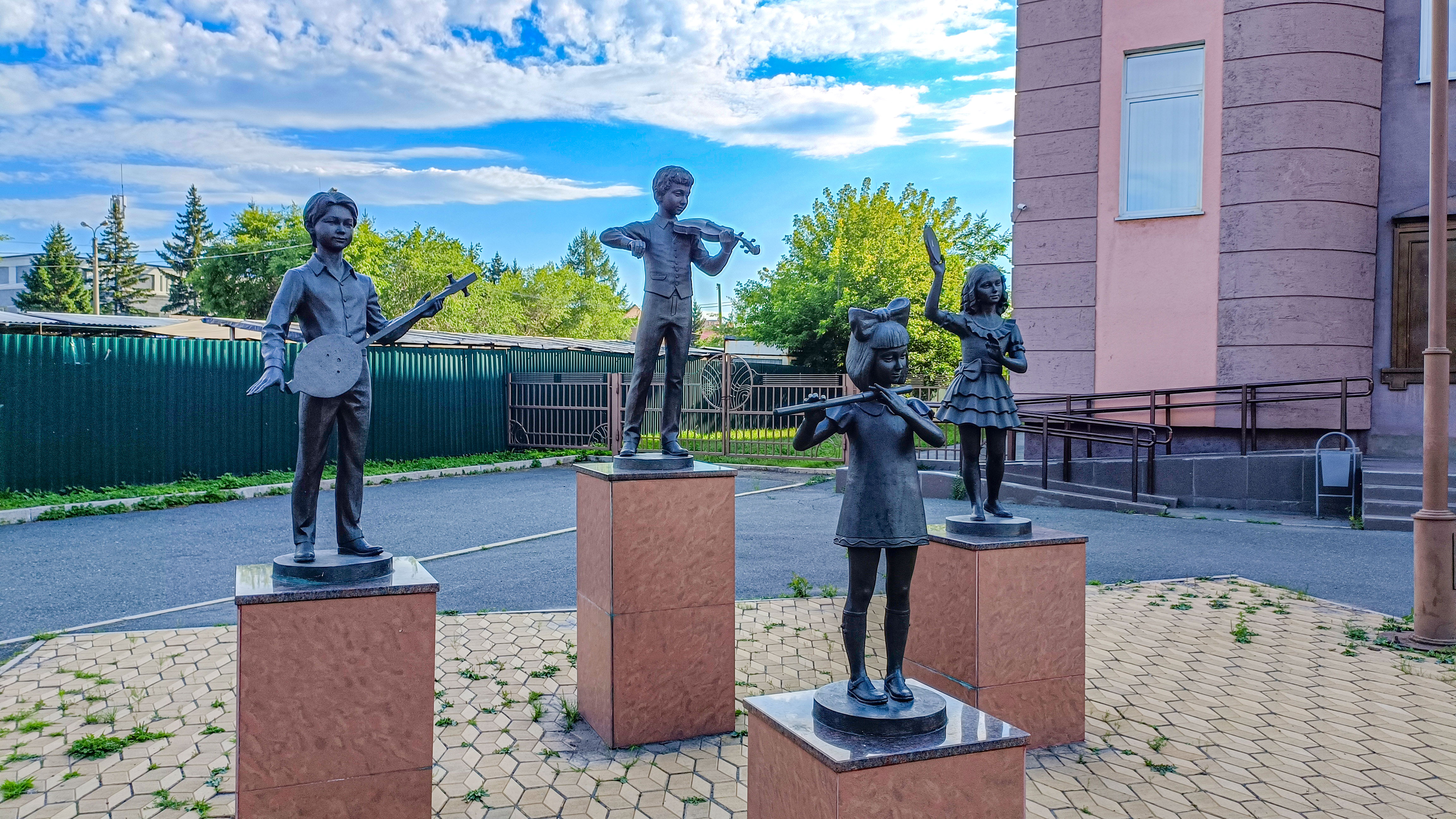 Скульптуры детей рядом с ДМШ №1 в г. Абакан.