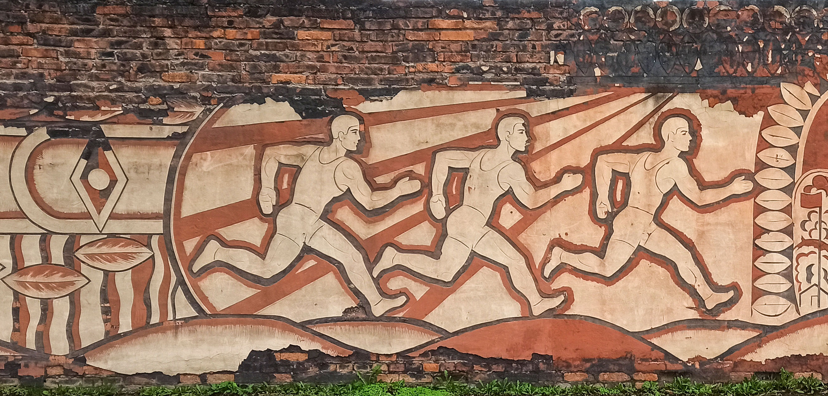 Барельеф со спортсменами на стене в г. Абакан. 