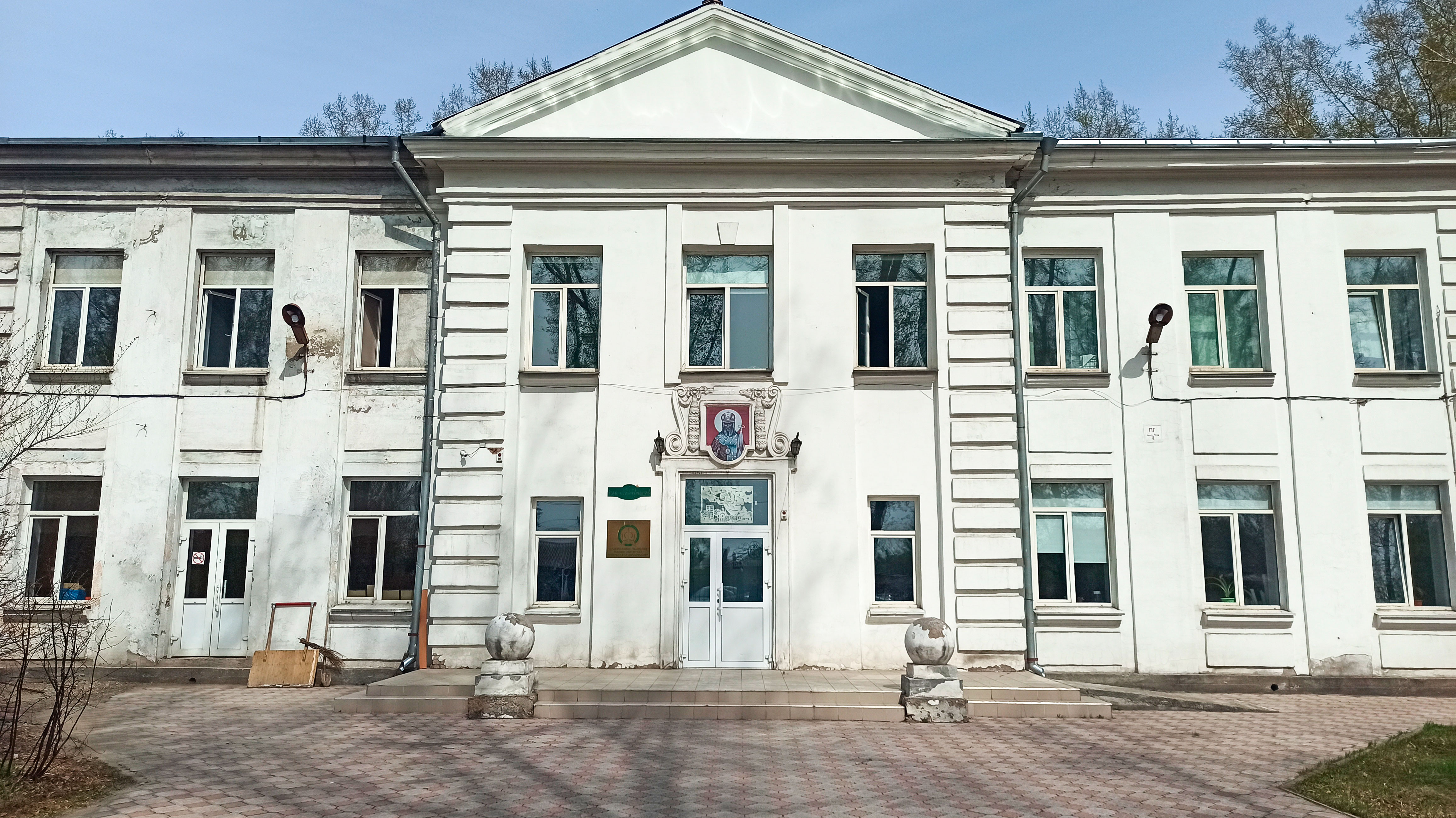 Центральный вход православной гимназии Абакана.
