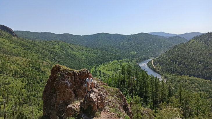 Мужчина на скальном массиве над рекой Белый Июс.