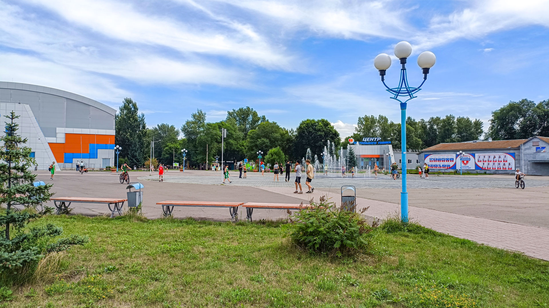 Площадь с фонтаном на входе в ПКиО г. Абакан.