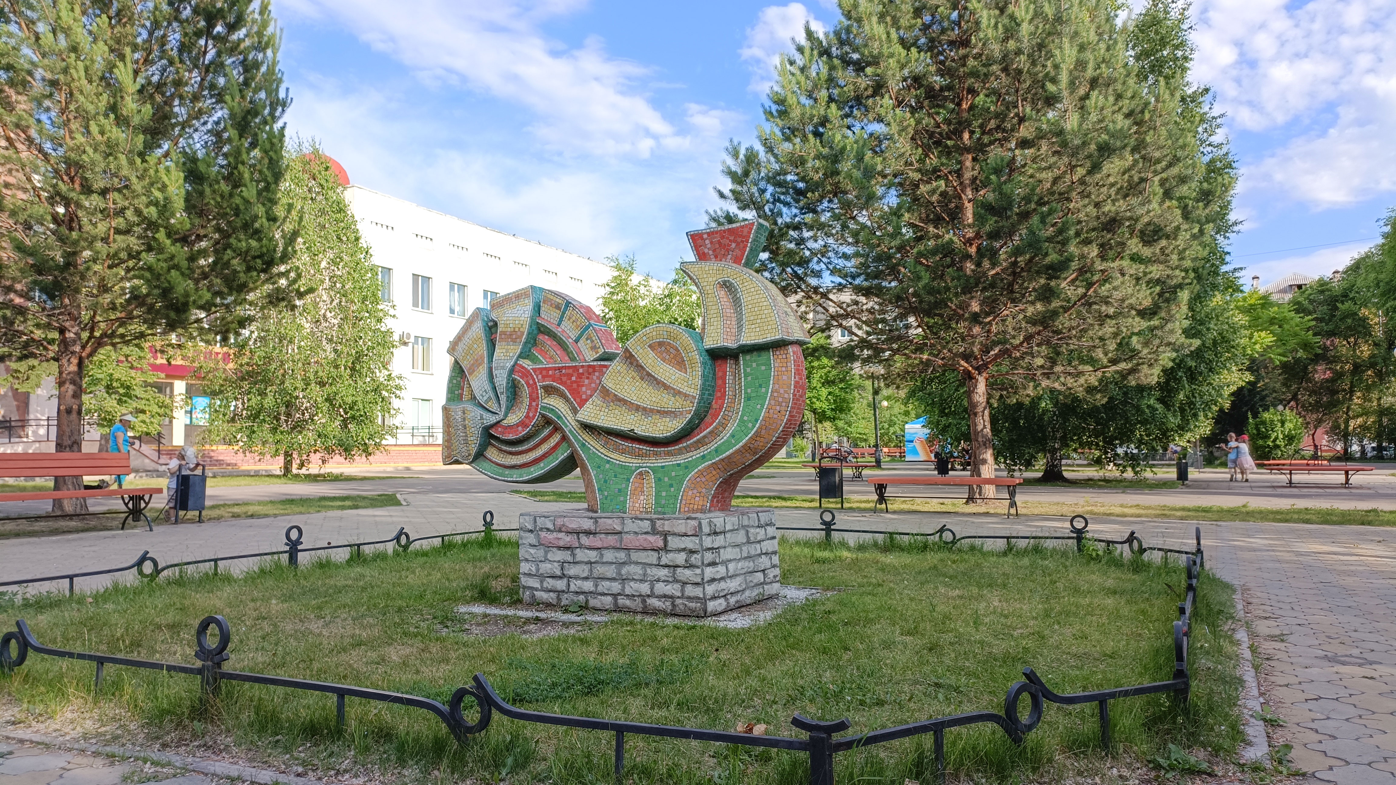 Скульптура петуха на территории ЦДТ г. Абакан.