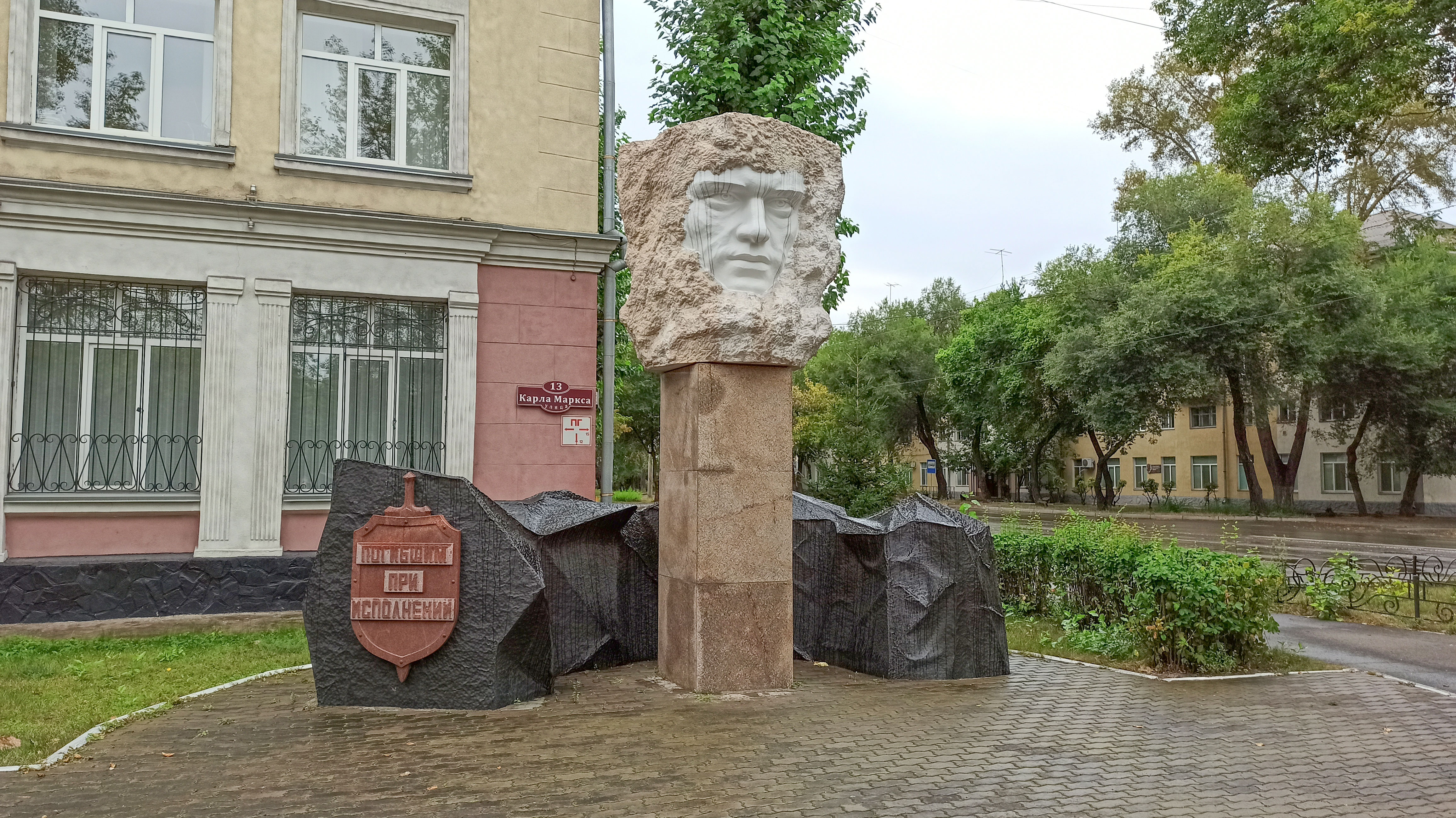 Памятник погибшим при исполнении сотрудникам МВД.
