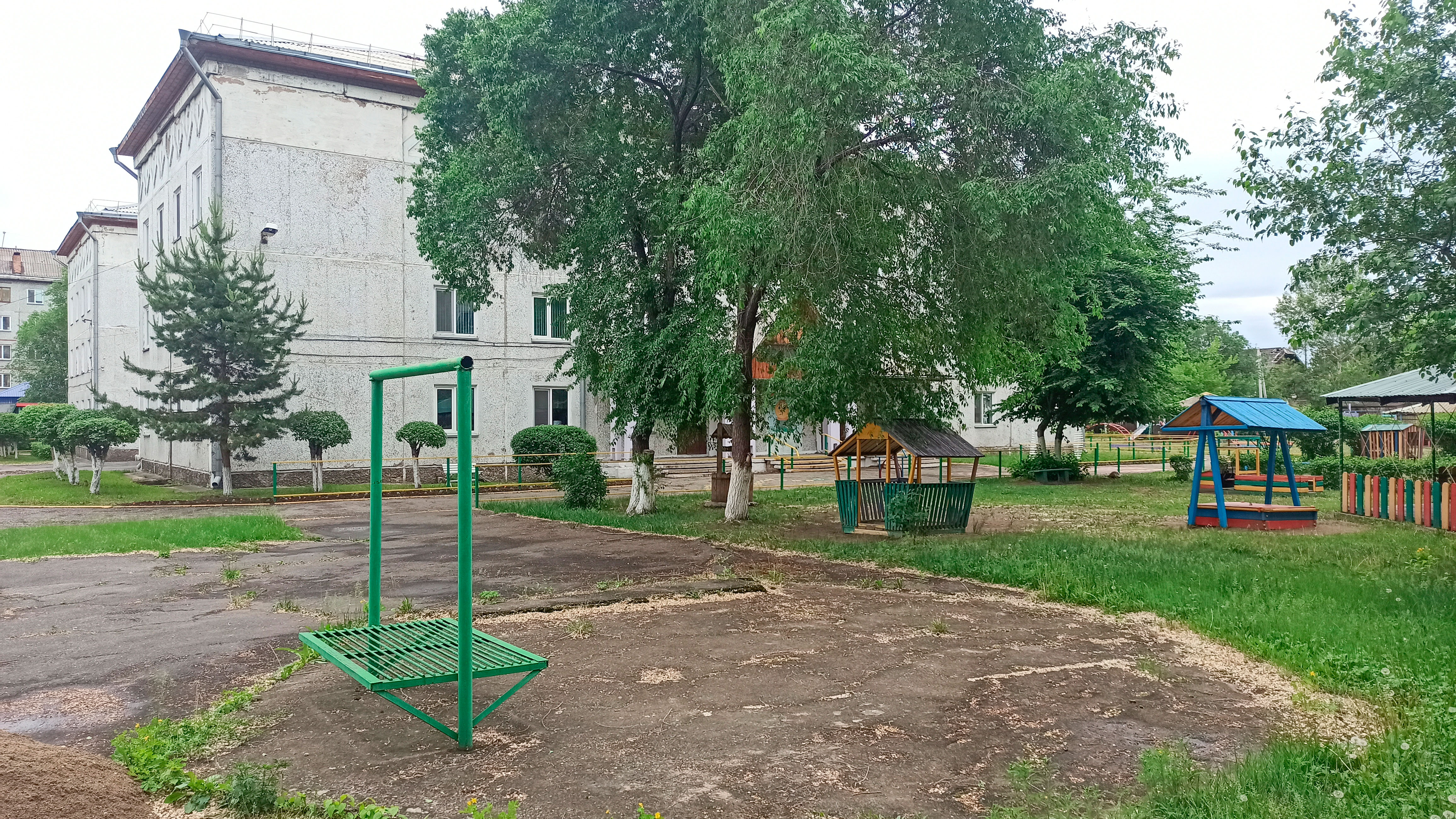 Западная часть здания садика "Журавлик" в Абакане.