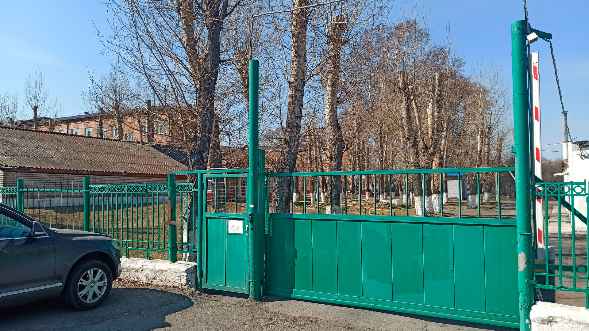 Центральные ворота в школы-интернат на ул. Белоярская.