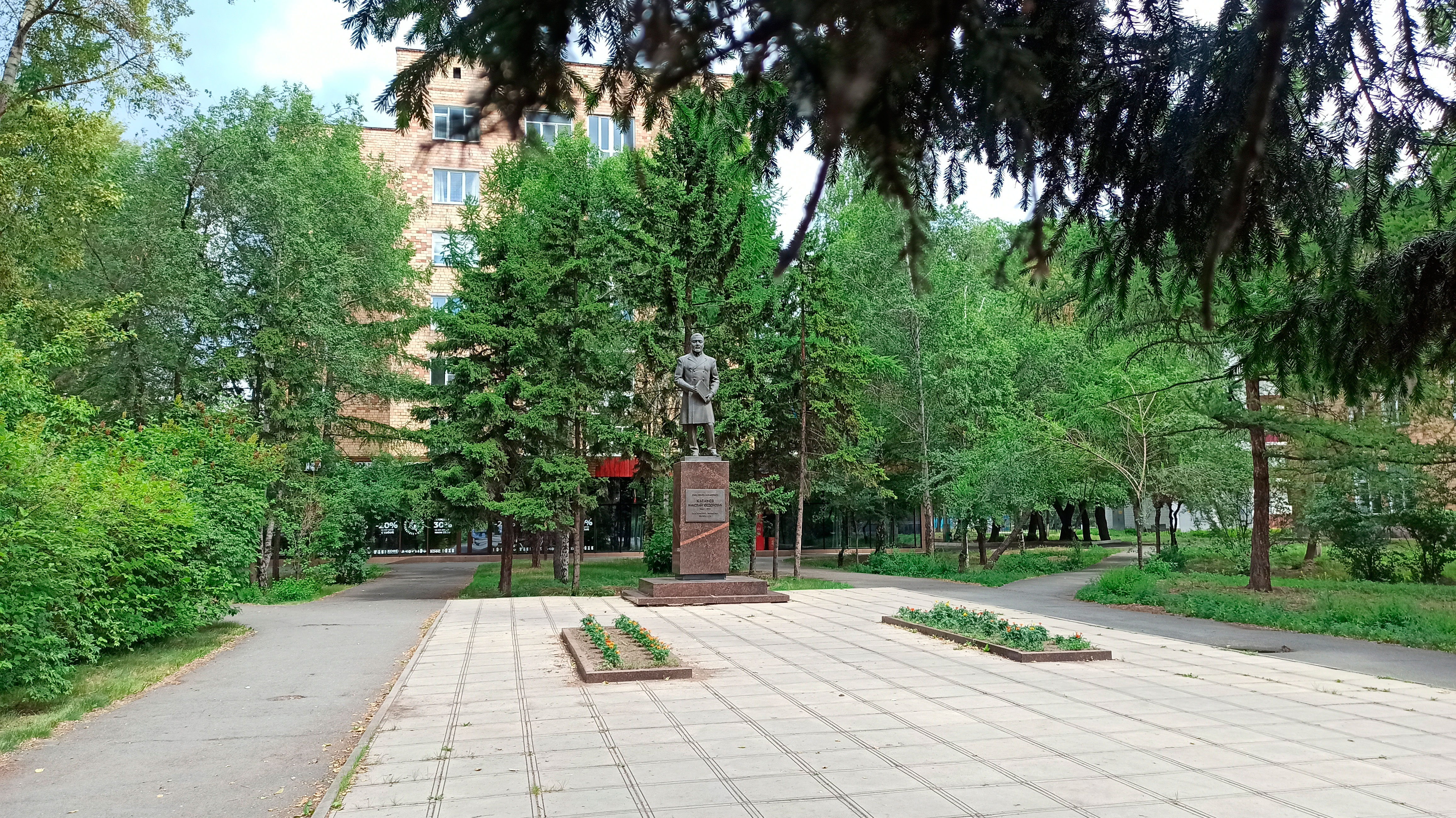 Памятник Н.Ф. Катанову в сквере ХГУ.