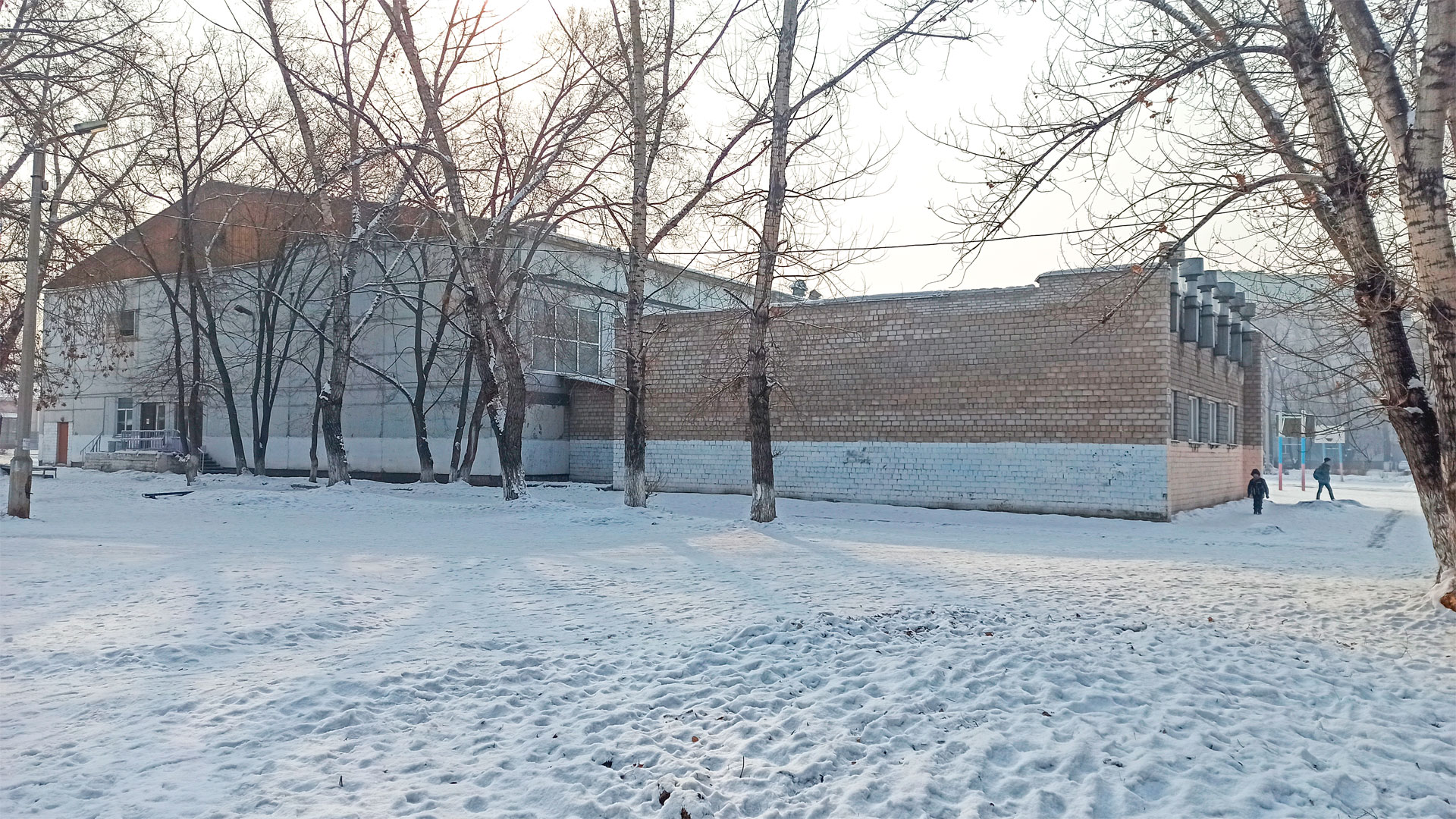 Здание бассейна и спортзал 12-й школы в г. Абакан.
