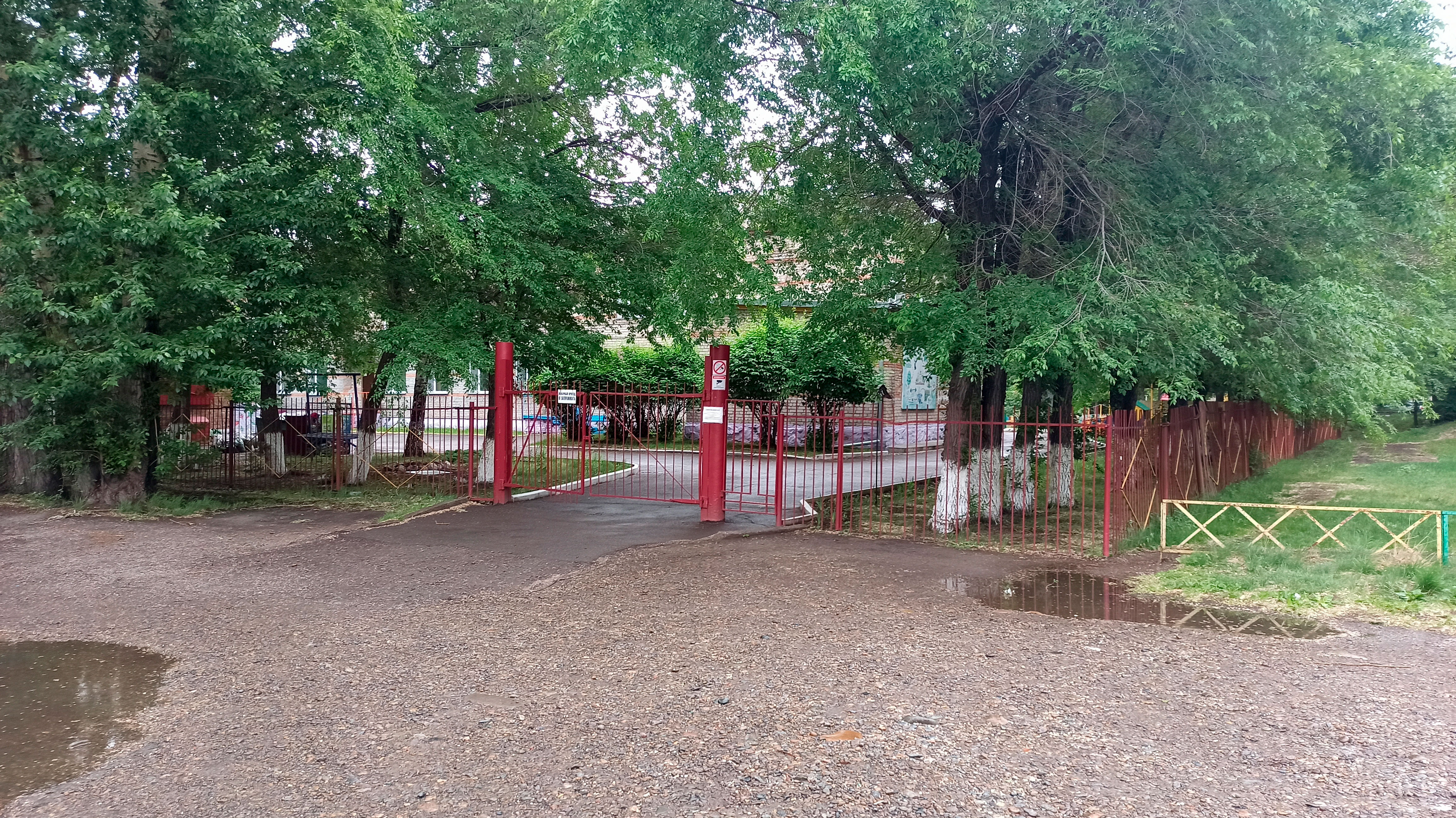 Вход на территорию детского сада "Золотой ключик" Абакан.