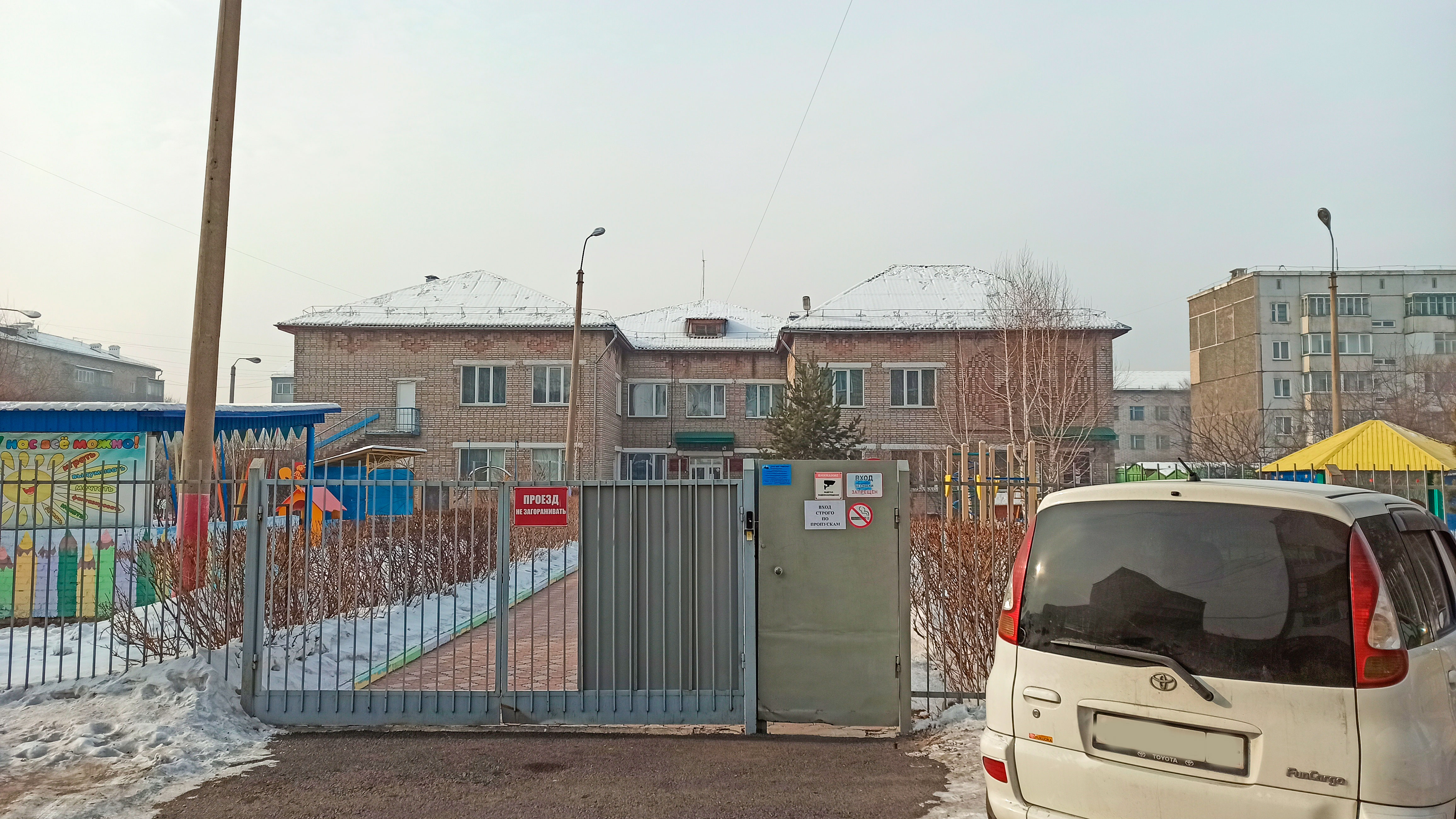 Калитка на территорию детского сада "Дениска" в Абакане. 