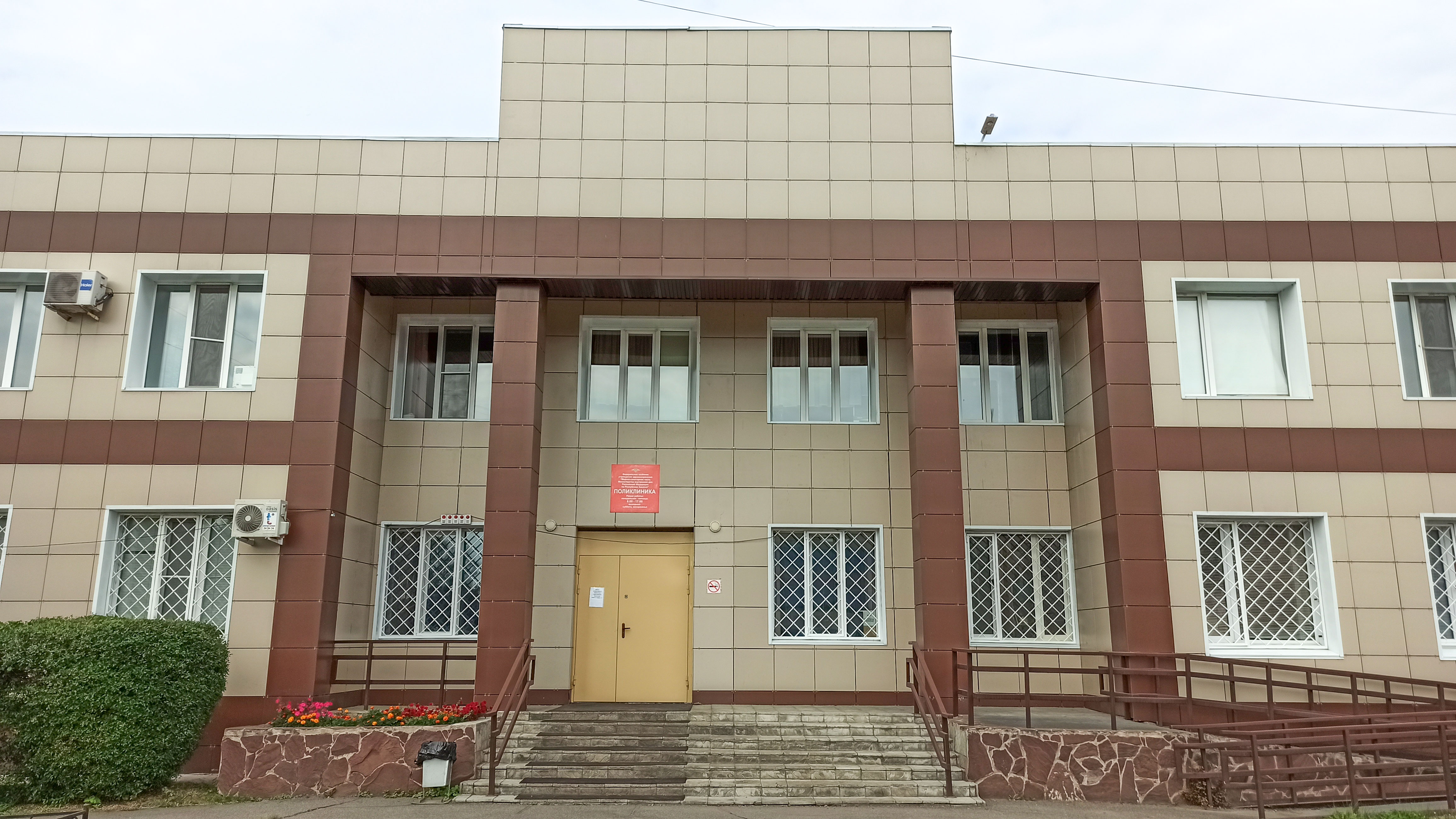 Центральный вход в поликлинику МВД г. Абакан.