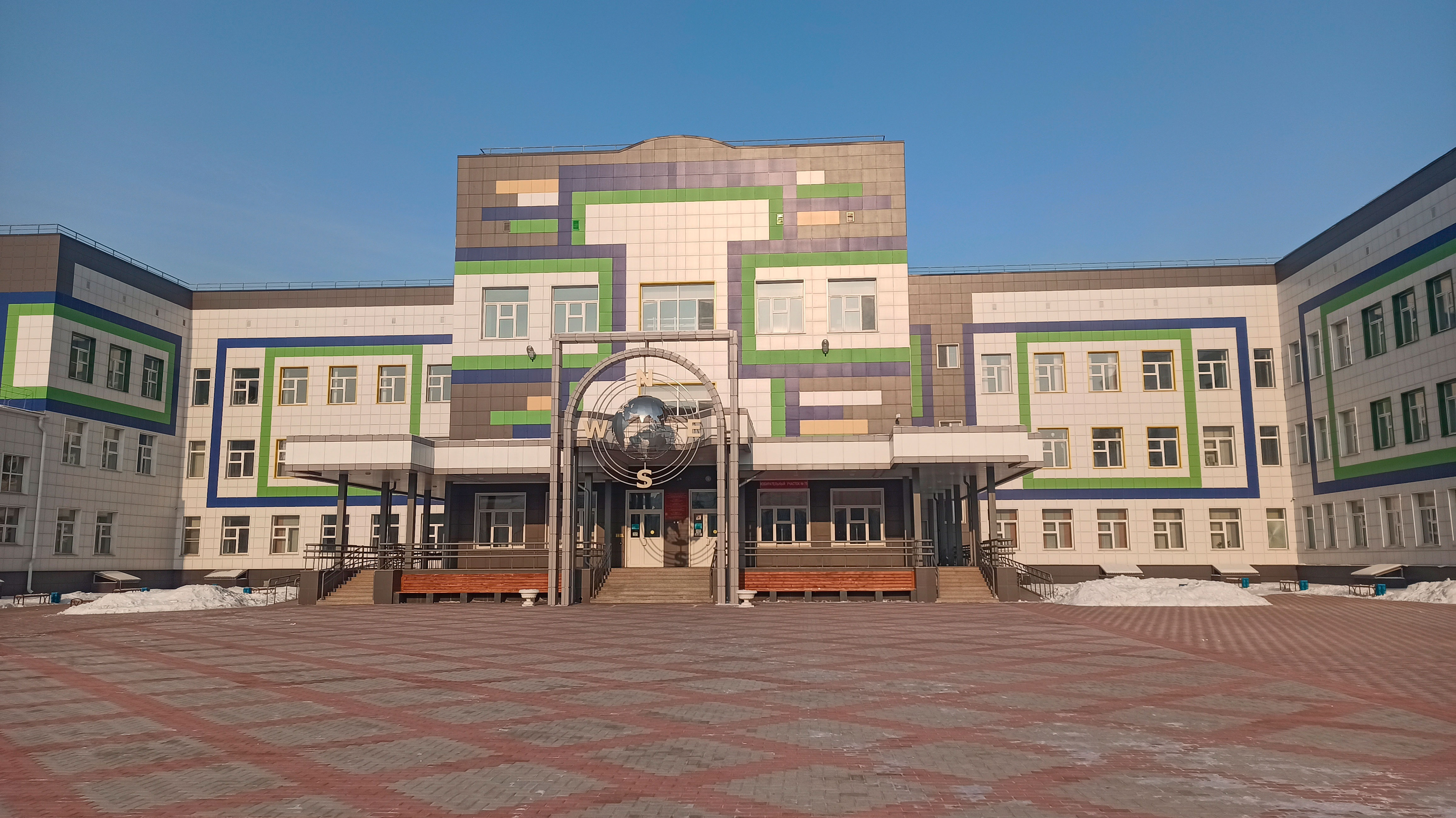 Центральный вход школы №31 г. Абакан.