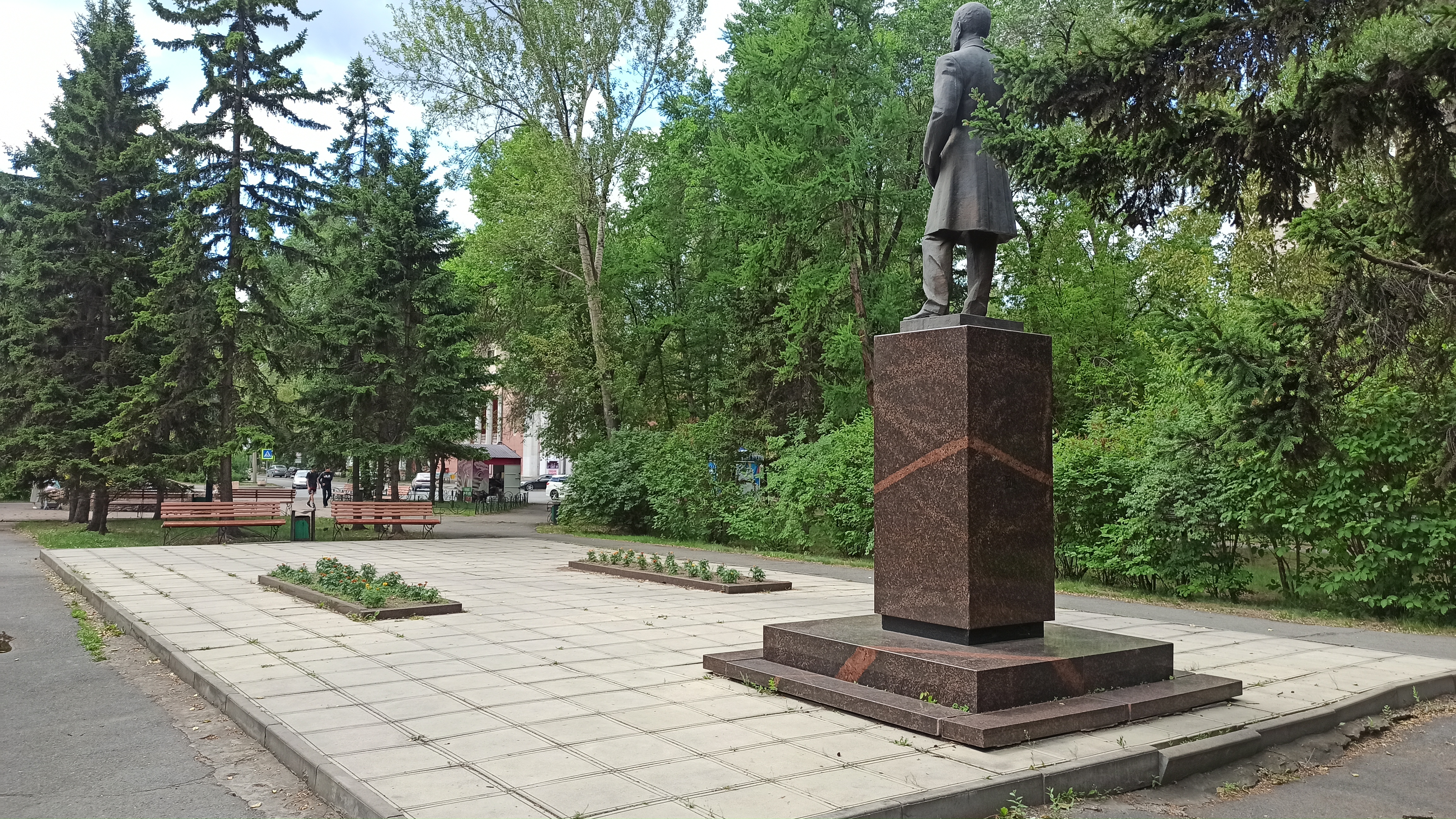 Памятник Н.Ф. Катанову рядом с ХГУ.
