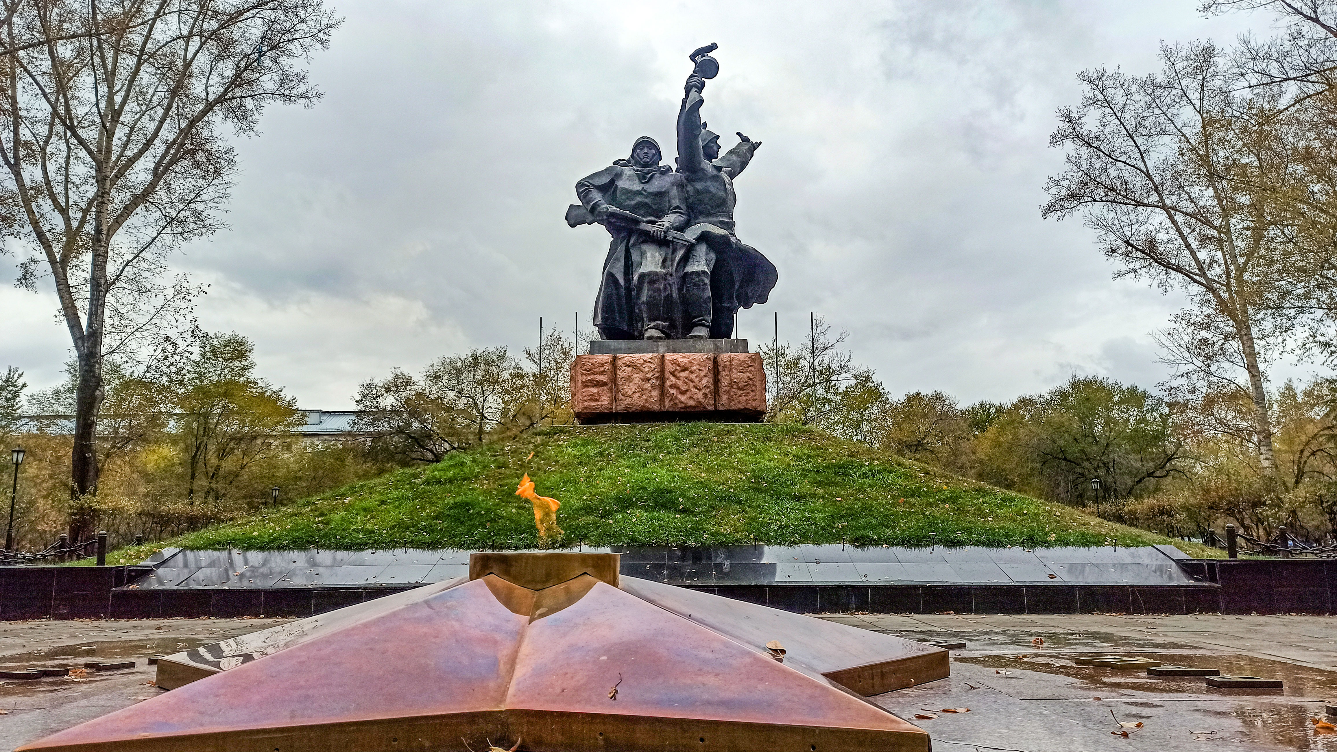 Монумент войнам ВОВ в парке Победы г. Абакан.