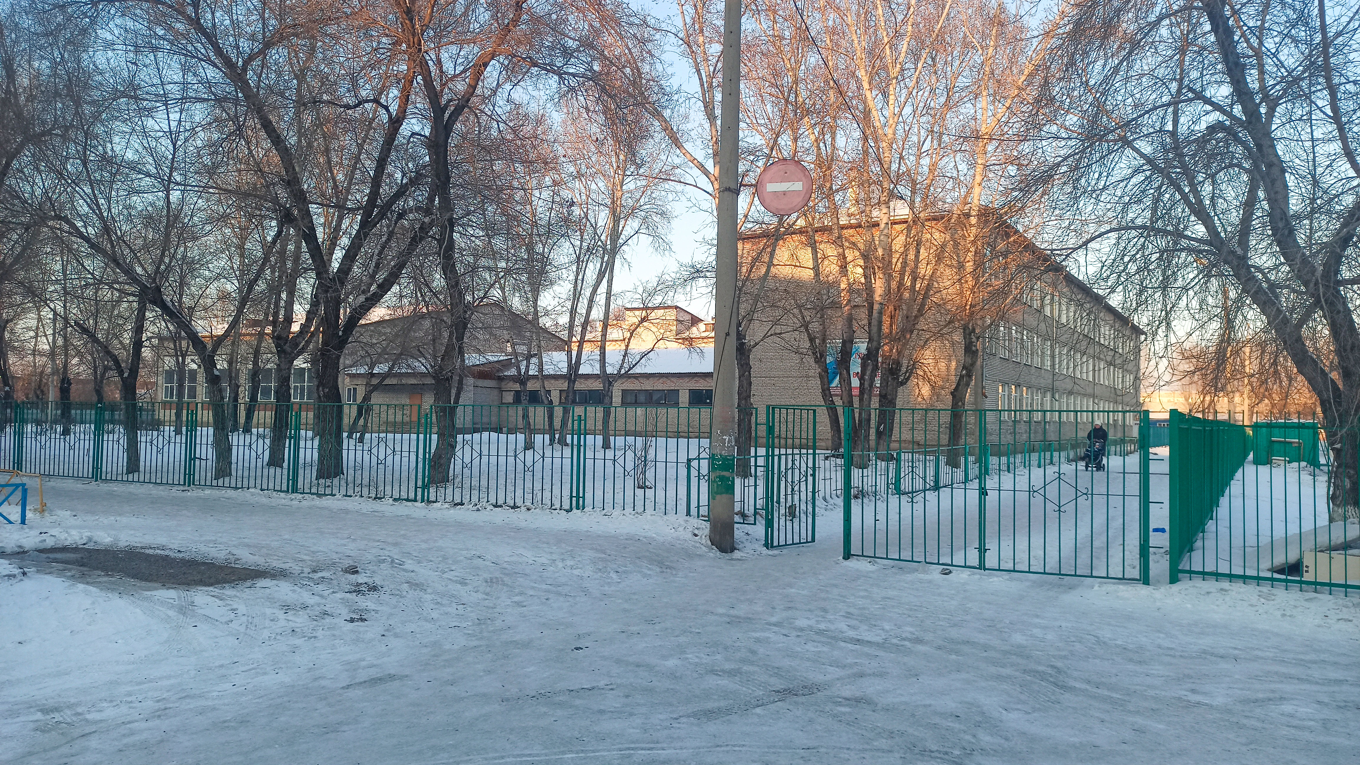Парковка школы №9 в г. Абакан со стороны ул. Журавлева.