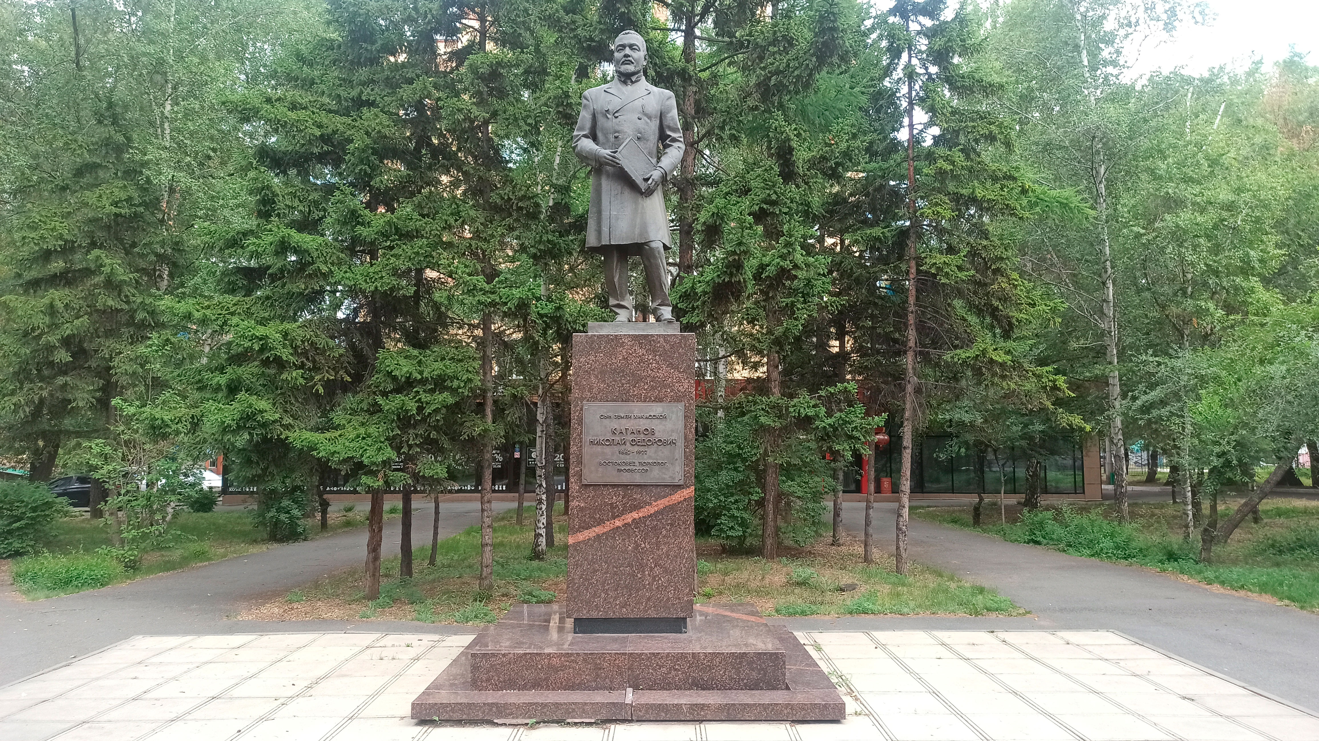 Памятник Н.Ф. Катанову в сквере ХГУ г. Абакан.