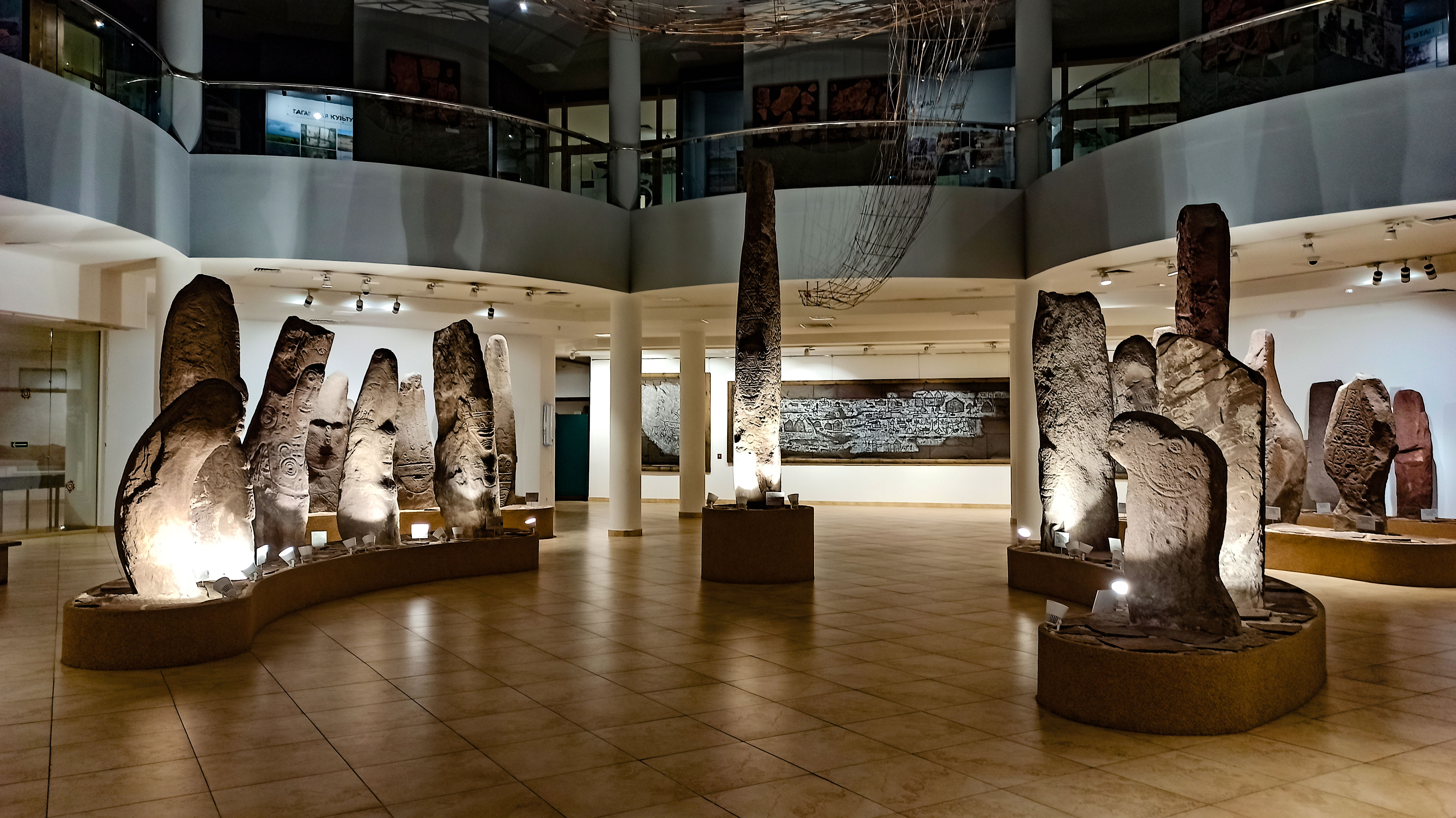 Древнеенисейские каменные изваяния: музей Абакан.