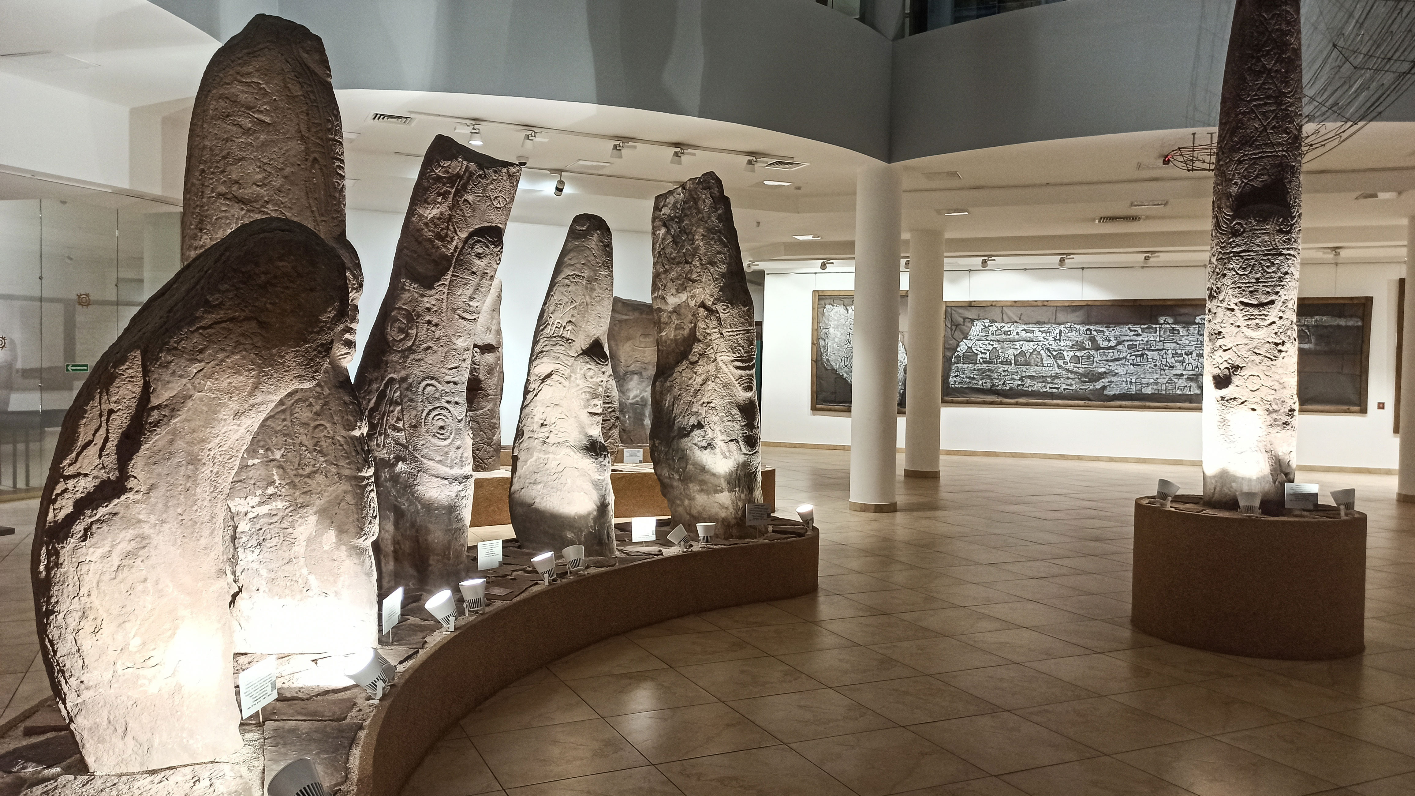 Хакасский национальный краеведческий музей: каменных изваяний “Идолы Енисея”.
