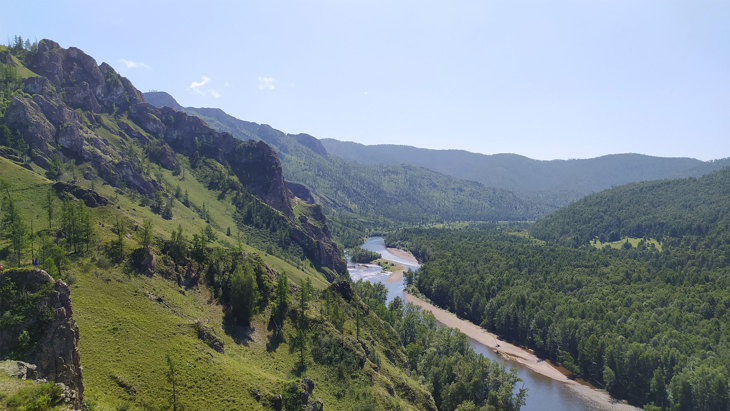 Вид в начале маршрута тропы Предков, вдоль реки Белый Июс.