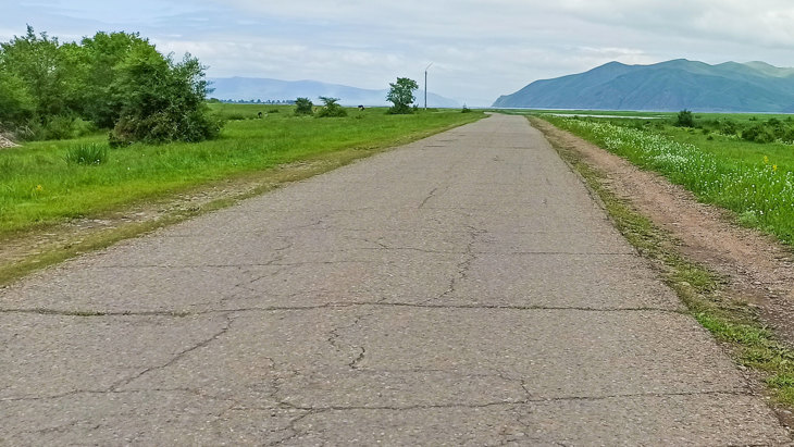 Асфальтовая дорога в начале дамбы Усть-Абакана.