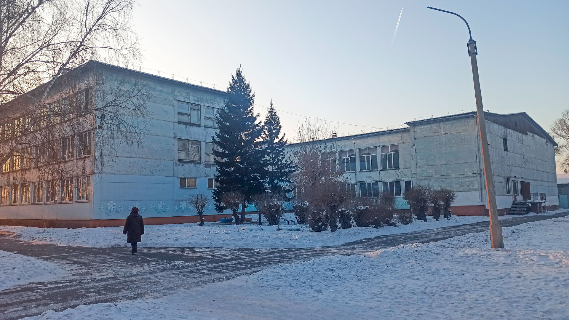 Северо-восточная сторона здания Абаканской школы №4.