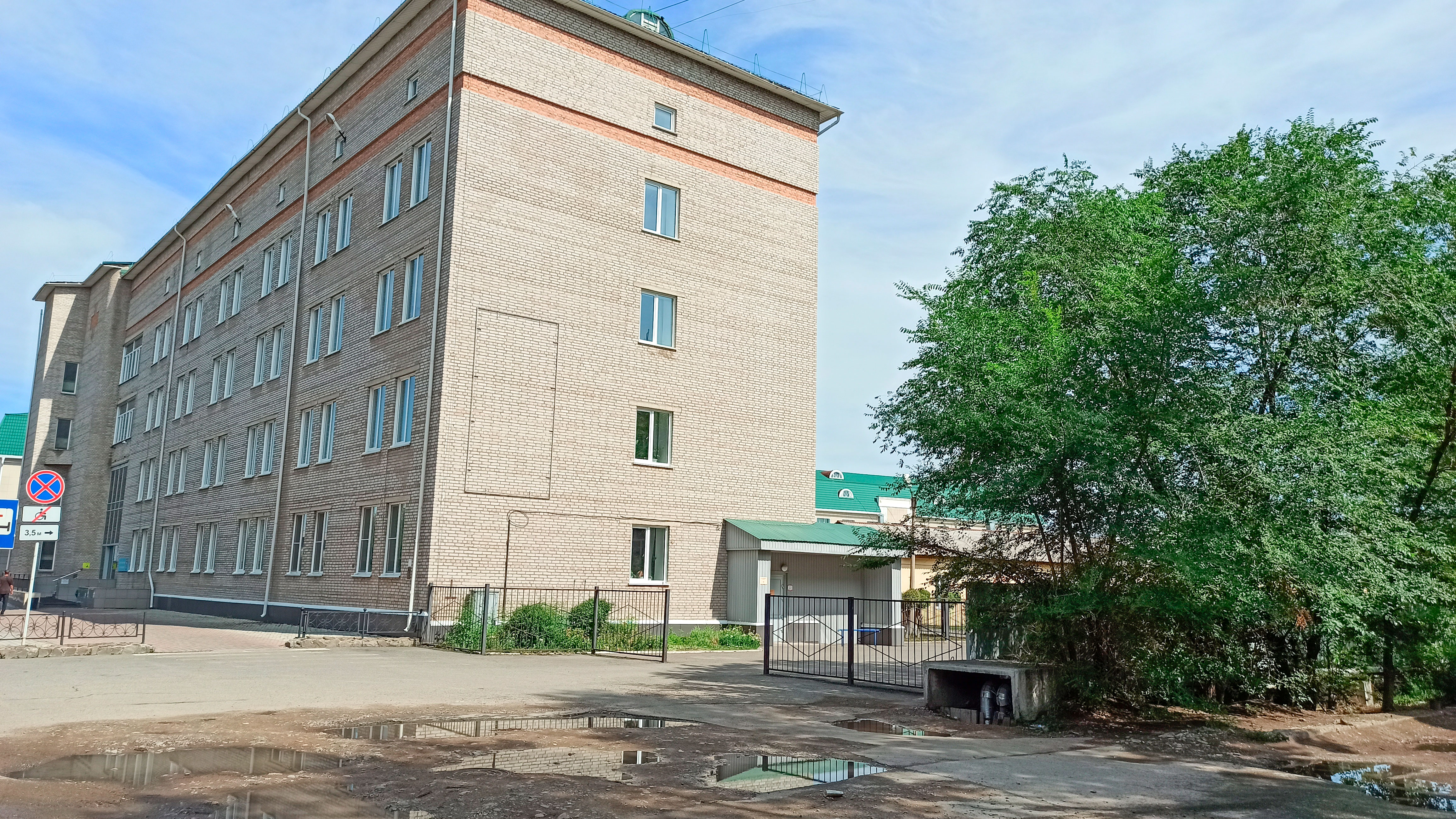 Общий вид здания, детская поликлиника № 4 с торца.