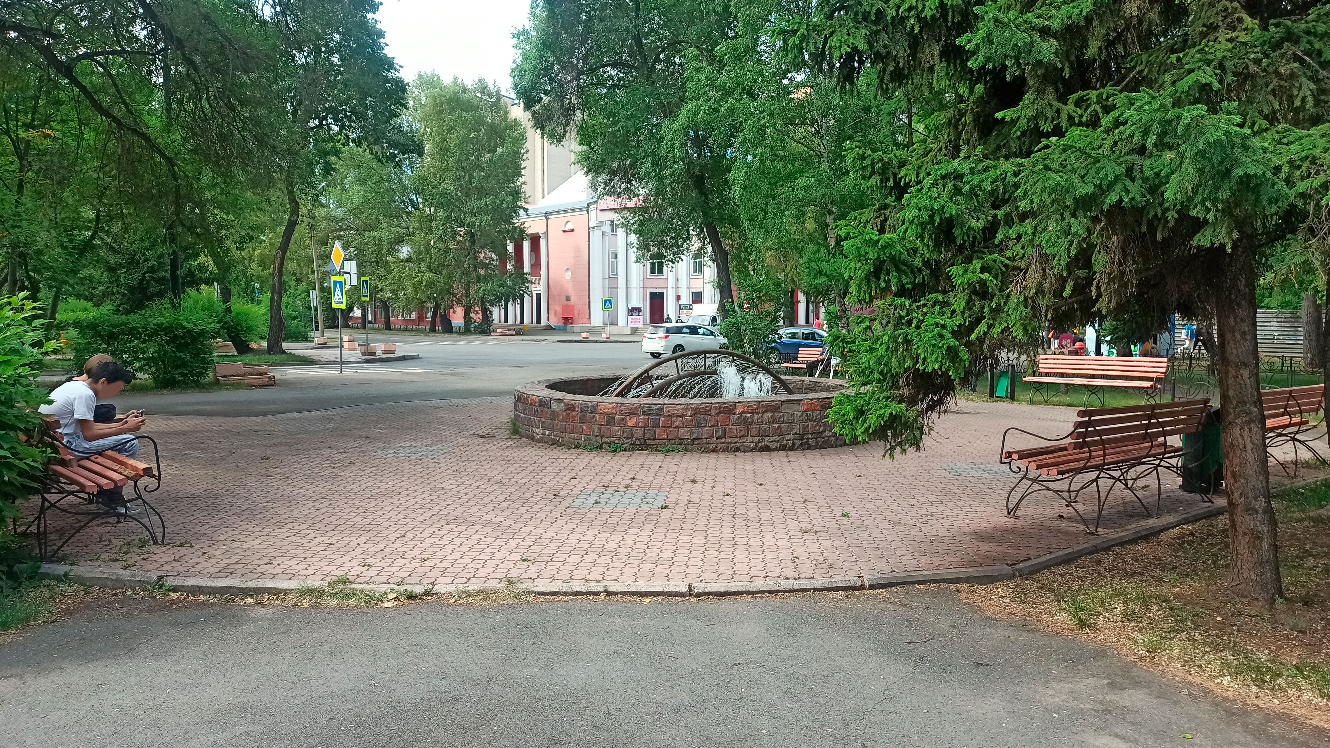 Фонтан в сквере ХГУ на проспекте Ленина.