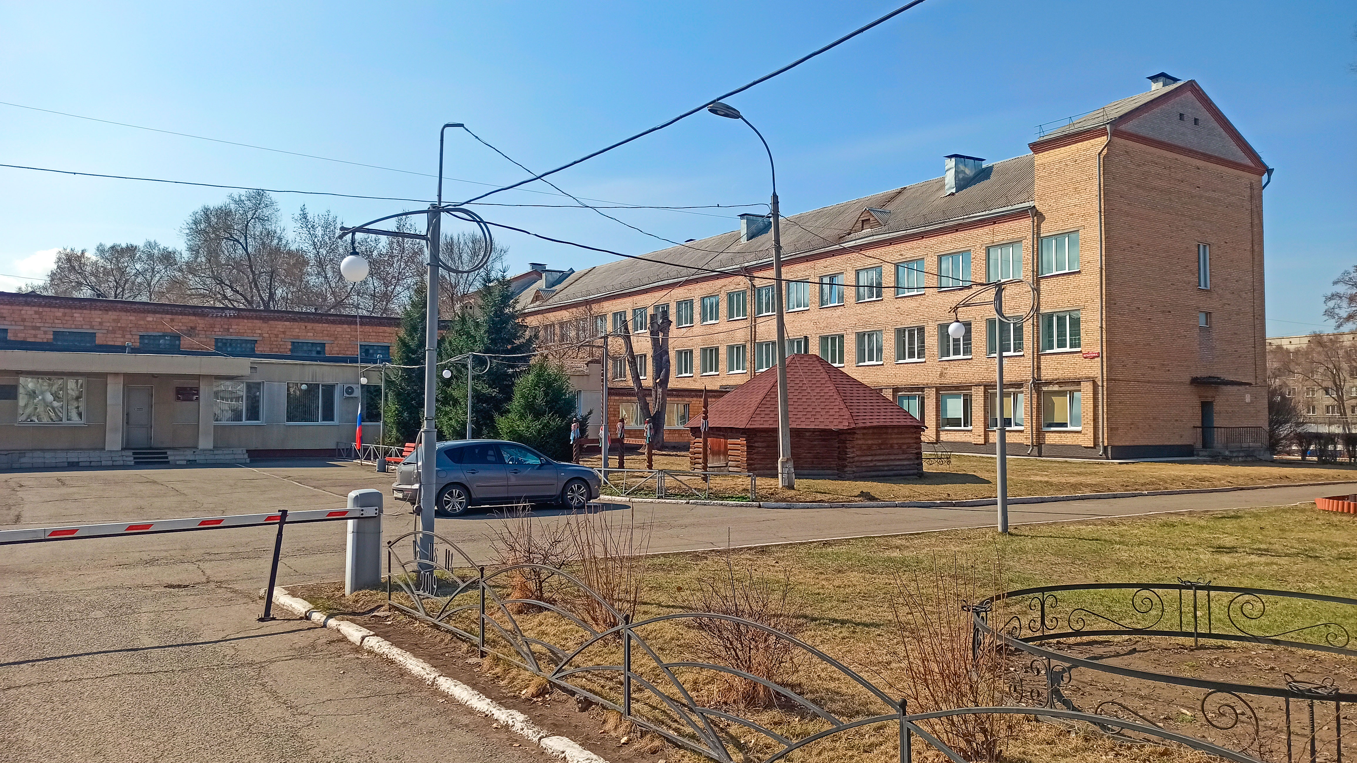 Здание гимназии Катанова, со стороны ул. Крылова.