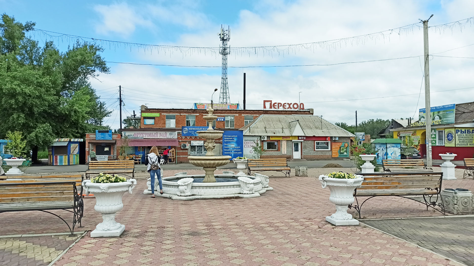 Старый фонтан в центре поселка Усть-Абакан.