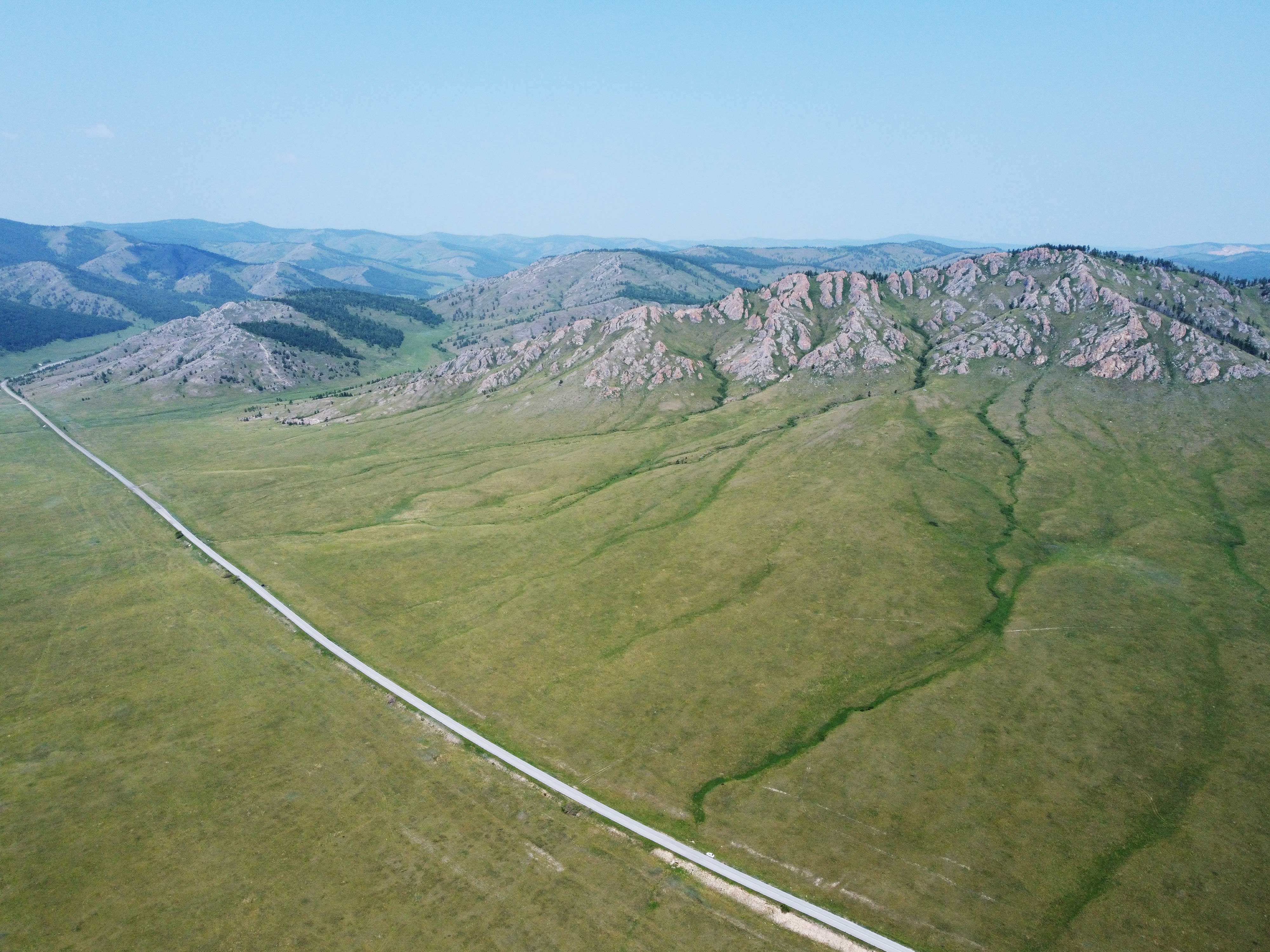 Панорама на гору Амога с трассы на г. Сорск