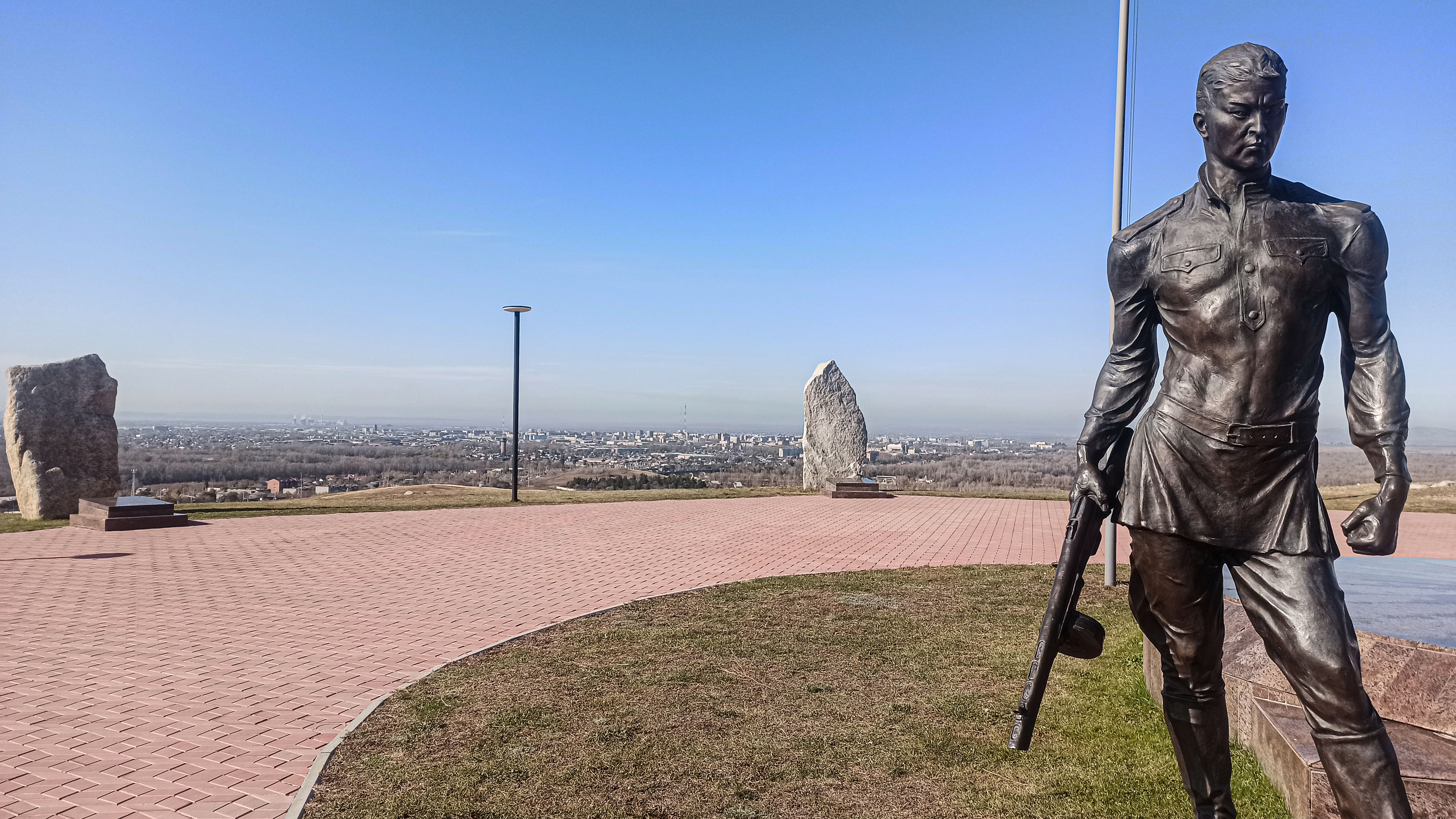 Скульптура Хакасского солдата на горе "Самохвал" г. Абакан.