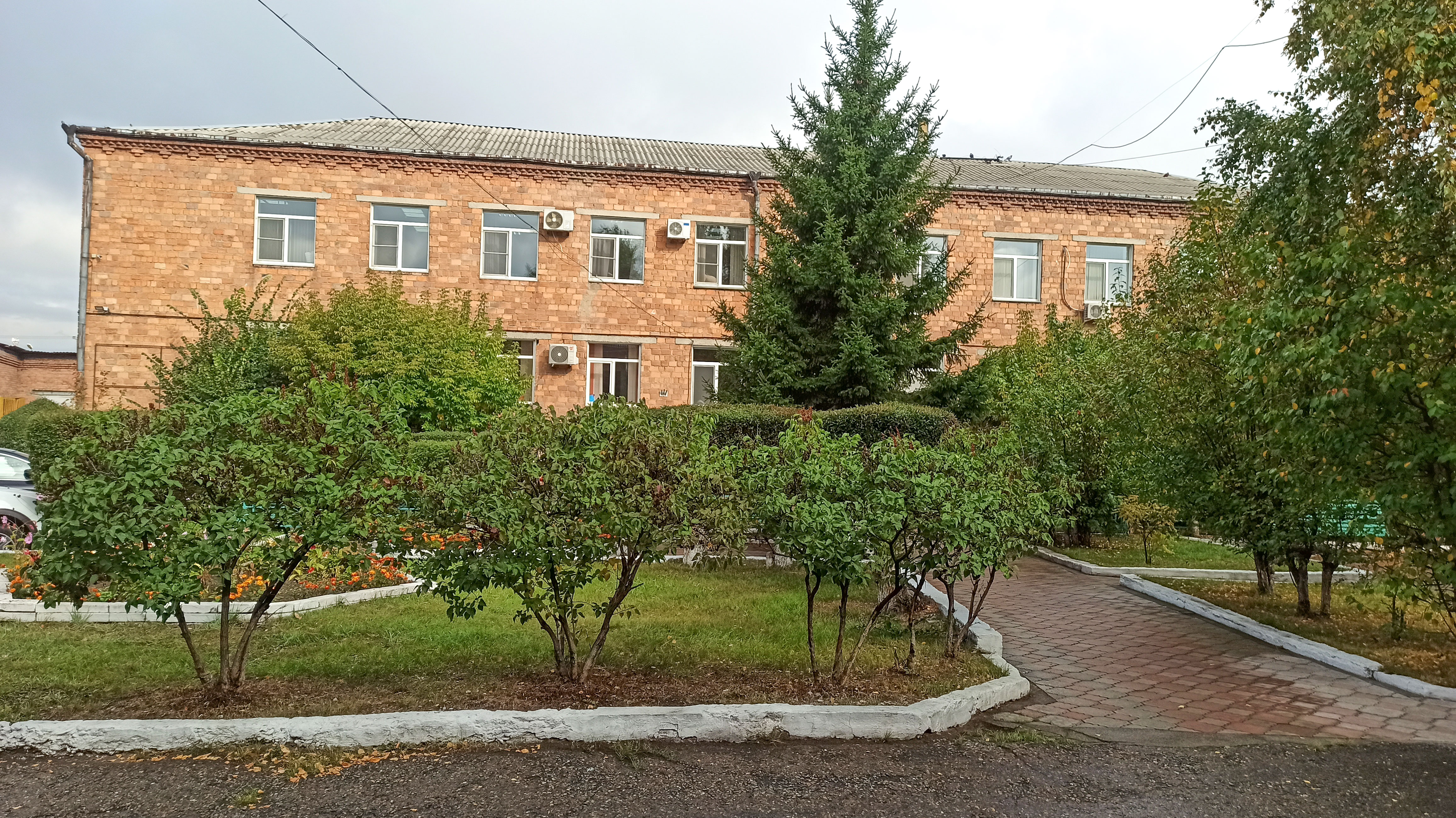 Здание администрации спортивной школы "Саяны" г. Абакан.