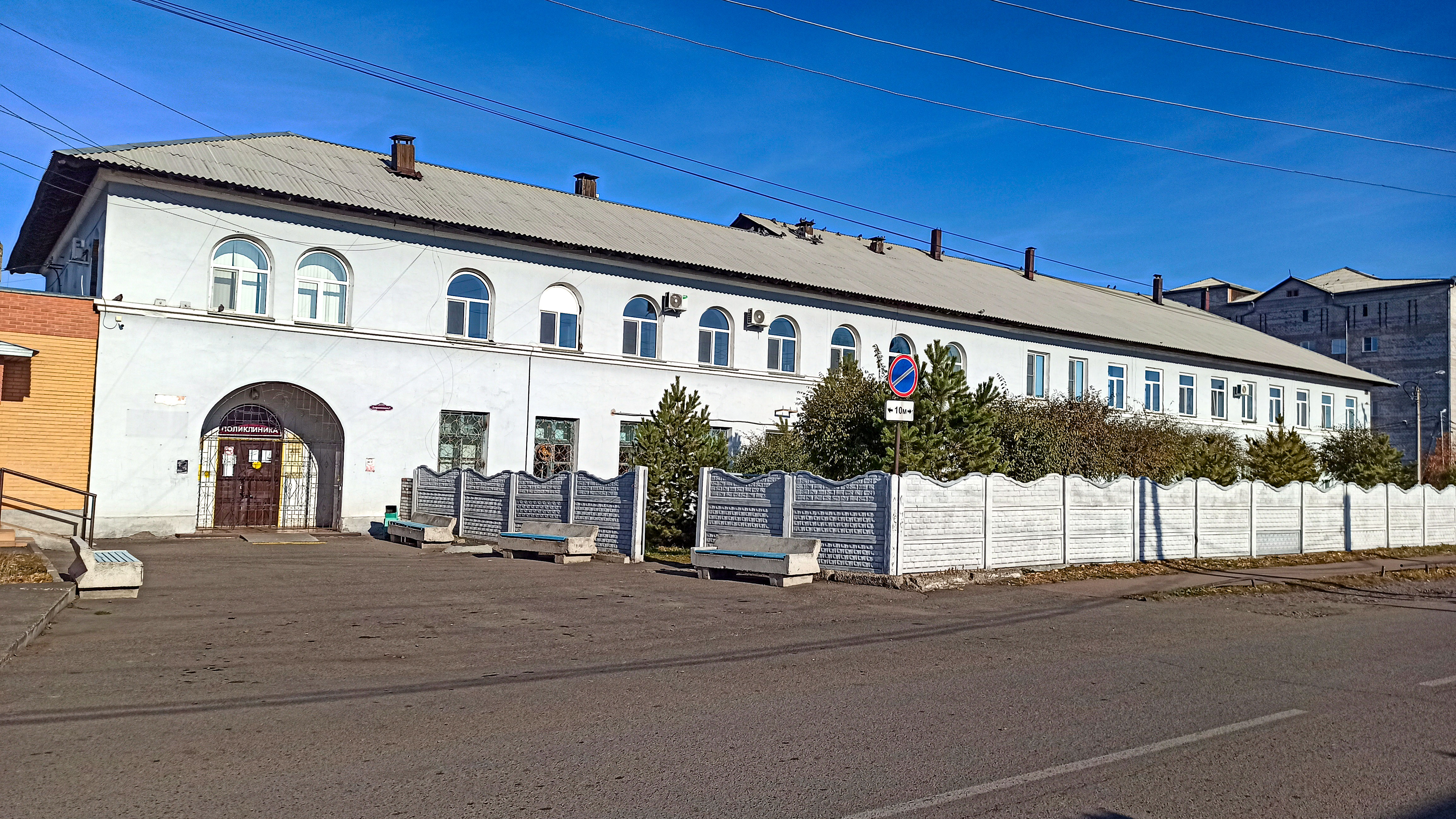 Здание взрослой поликлиники в Усть-Абакане.