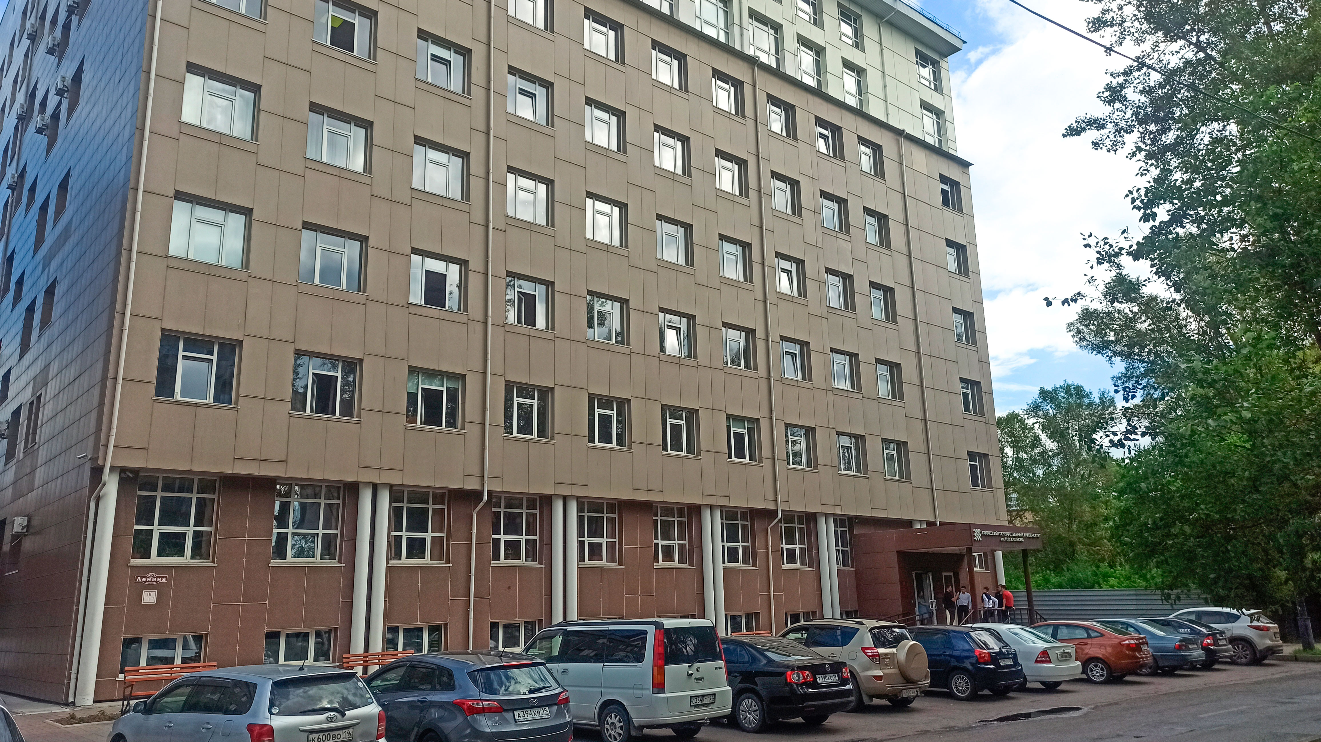 Фасад здания: Институт истории и права ХГУ г. Абакан.